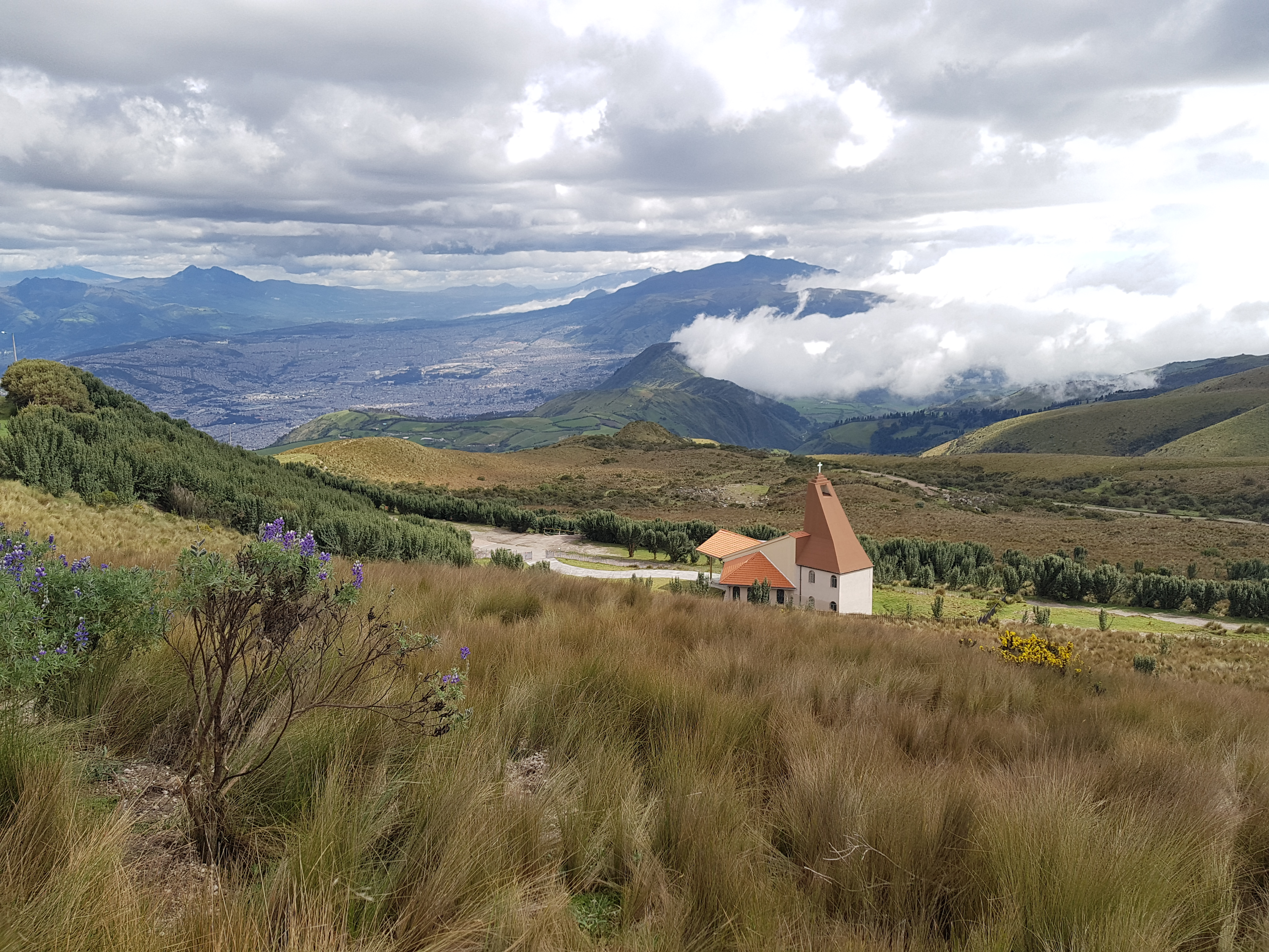 Na vrchole Teleferico, vyhlad na Quito z 5000 metrov nad morom.