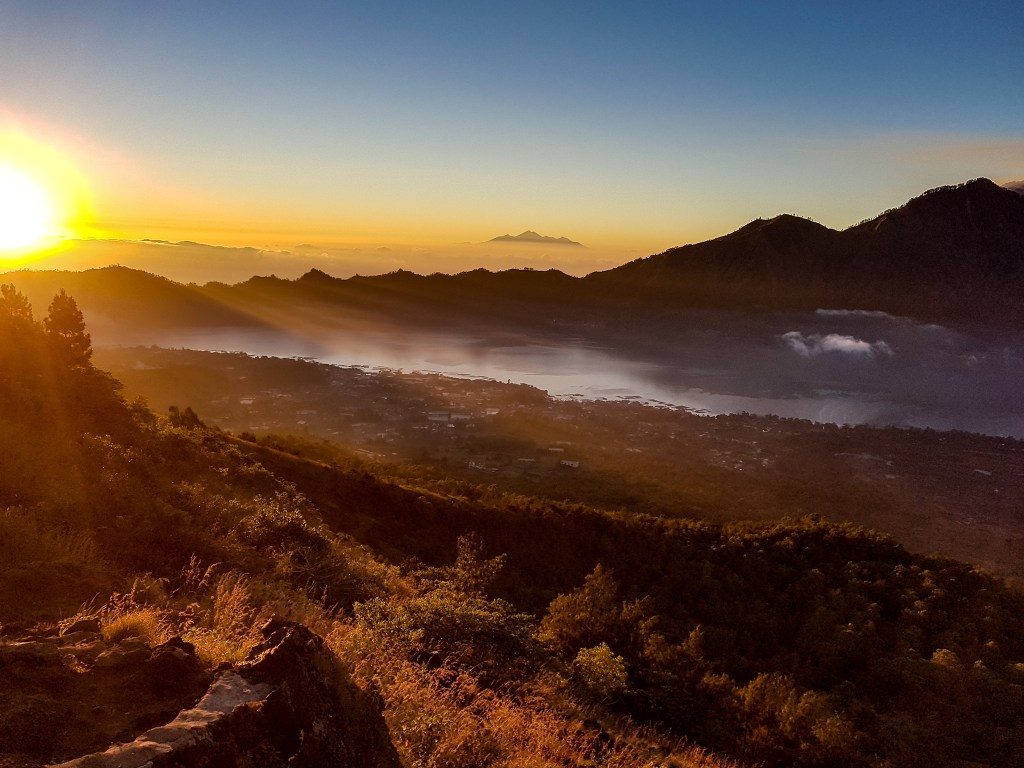 Mount Batur a východ slnka nad krajinou.