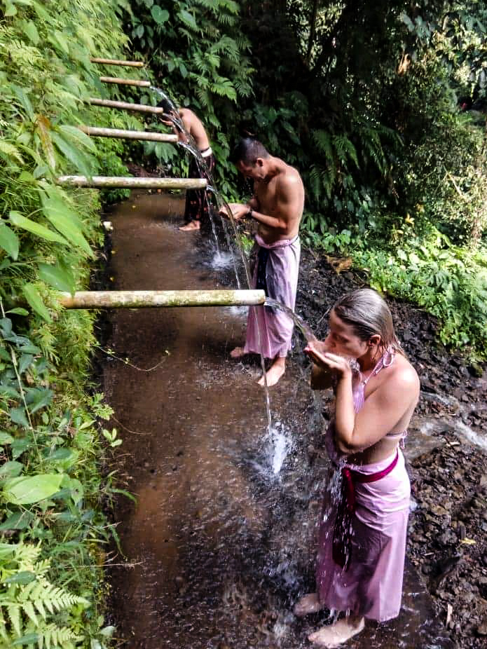 Tradičný očistný rituál, pri vodopáde Dedari, neďaľeko mestečka Tamanbali