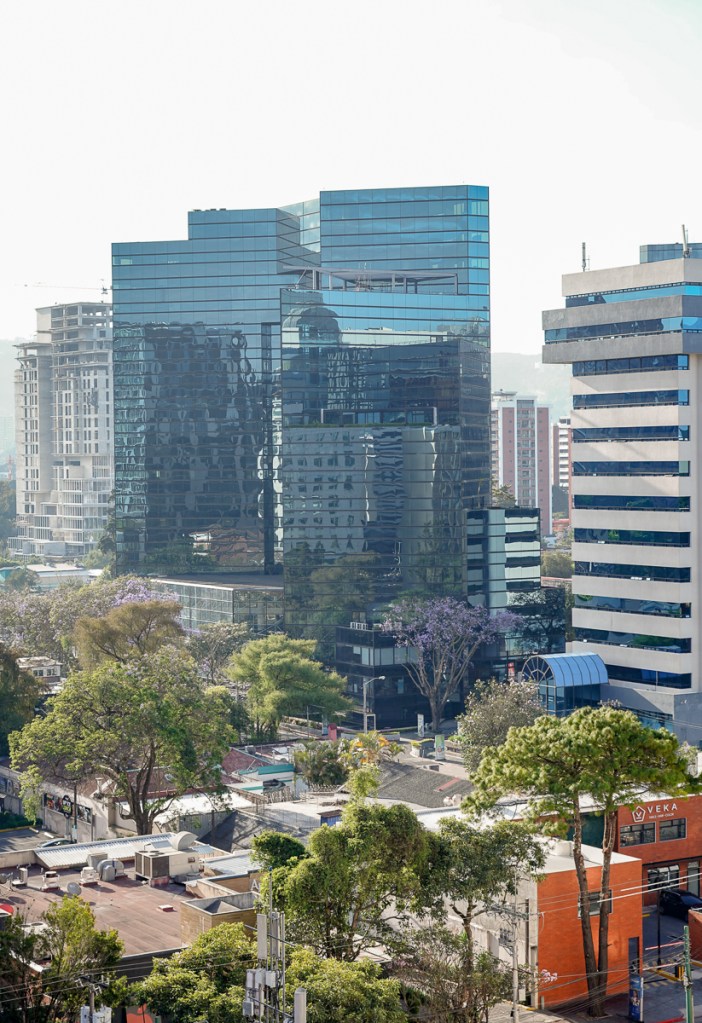 Guatemala city, první ráno a náš výhled z balkonu na ubytování