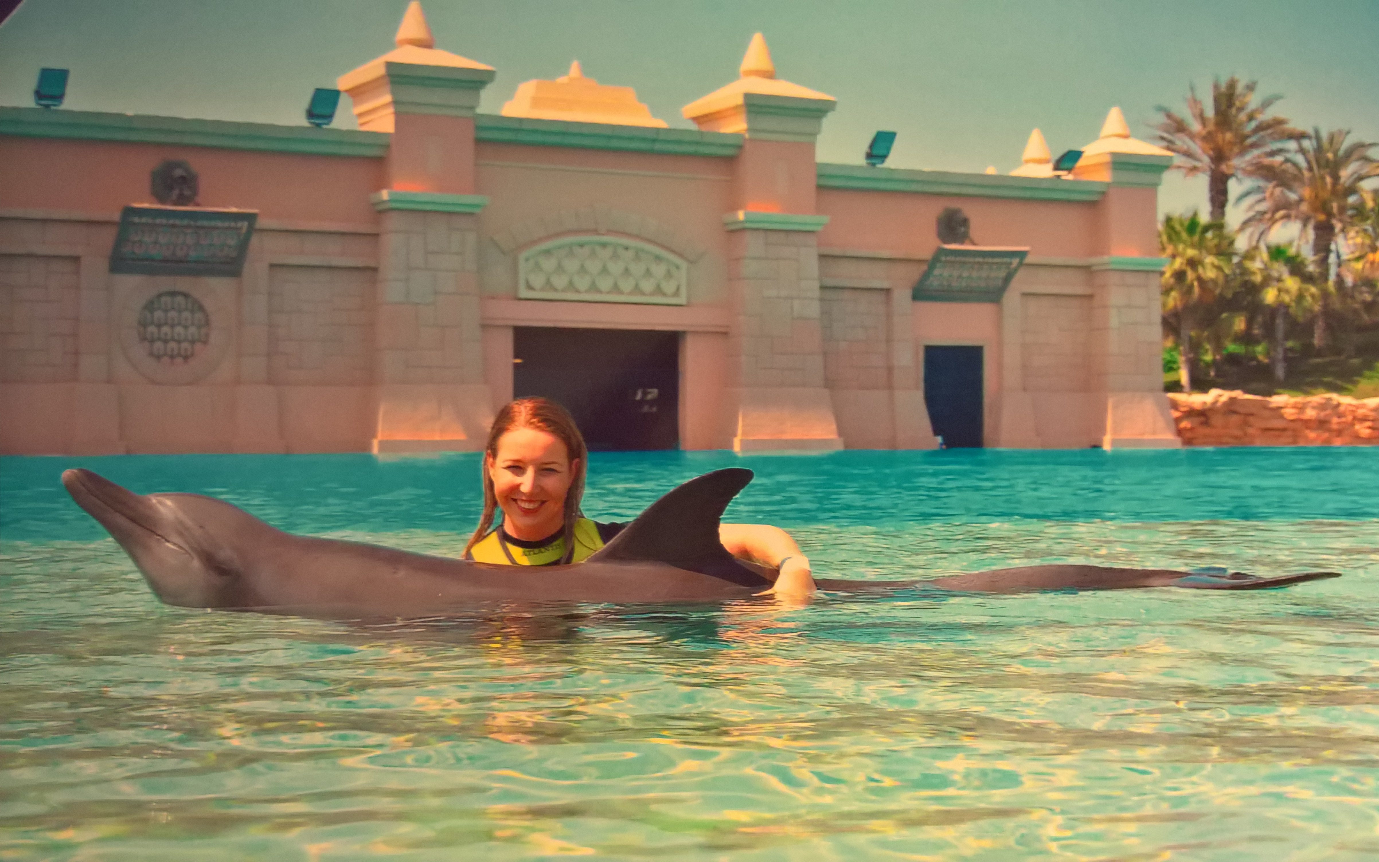 Atlantis the Palm Aquaventure, foceni s delfinem v bazenu